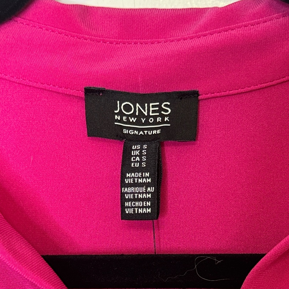 Jones New York Magenta Collared Blouse Short Sleeve V-Notch NWT - Picture 2 of 3